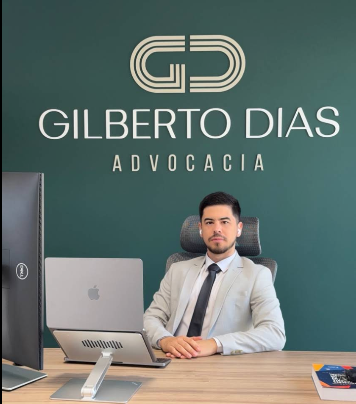 Gilberto Dias em seu escritório de advocacia em Blumenau
